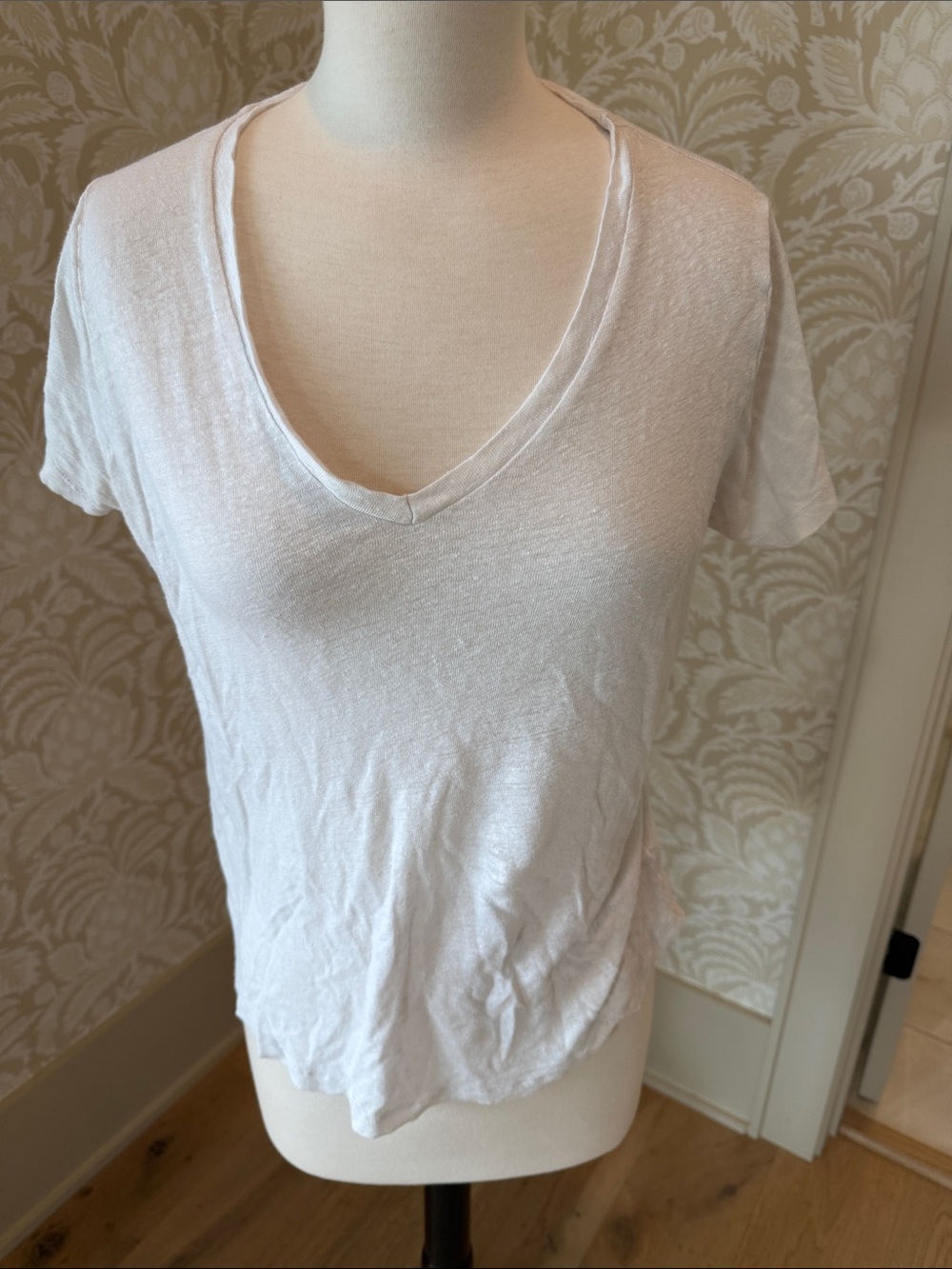 Linen Everyday V-Neck Short Sleeve Tee in White